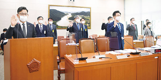 김현수 농식품부 장관을 비롯한 실·국장들이 선서를 하고 있다.