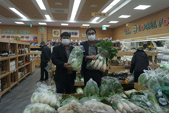 이대건 조합장(오른쪽)과 윤용주 점장이 조합 로컬푸드직매장을 둘러보고 있다.