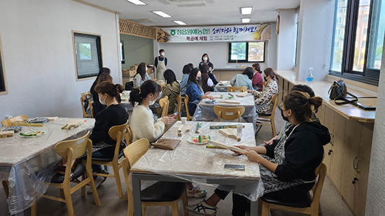 조합은 지난달 25일 조합 드라이푸드가공센터 2층에서 ‘소비자와 함께하는 목공예체험’을 진행했다.