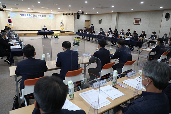 한국농어촌공사는 지난 12일 청도 신화랑 풍류마을(청도군 운문면)에서 CEO, 지역본부장, 지사장 등 70여명이 참석한 가운데 현장중심 정책 발굴을 위한 ‘제10회 현장경영회의’를 개최했다.