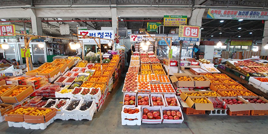 경매를 마친 상품이 진열돼 있다.