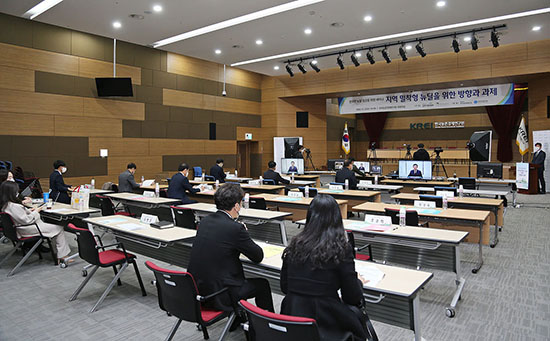 한국농촌경제연구원과 광주전남연구원이 지난달 25일 공동 주관한 ‘지역 밀착형 뉴딜을 위한 방향과 과제’라는 주제의 세미나를 개최했다.