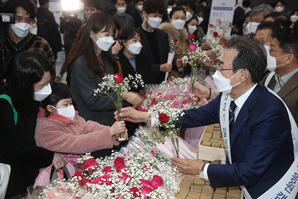 농협은 지난 1일 농협중앙회 본관에서 임직원을 대상으로 꽃 나눠주기 행사를 실시했다.