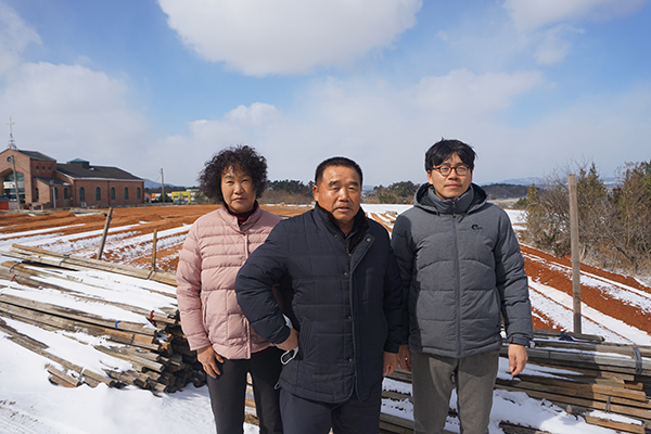 김응모 서산인삼농협 이사는 부인 및 아들과 함께 인삼농사를 짓고 있다.