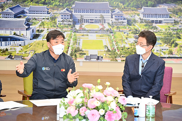 윤경희 청송군수가 지난 24일 이철우 경북도지사를 만나 지역현안사업 및 국·도비 확보를 건의했다.