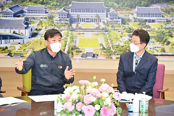 윤경희 청송군수가 지난 24일 이철우 경북도지사를 만나 지역현안사업 및 국·도비 확보를 건의했다.