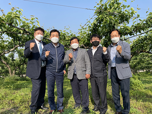 왼쪽 두번째부터 NH농협무역 김재기 대표이사, 안성원예농협 홍상의 조합장, 농협중앙회 손남태 안성시지부장