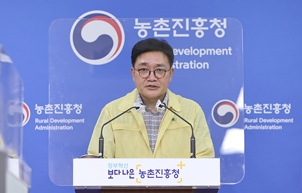 농촌진흥청은 지난 4일 브리핑을 갖고 그동안 과수화상병 발생이 없던 충남 예산과 경북 안동 소재 사과 과원에서 확진 판정이 나왔다고 밝혔다.