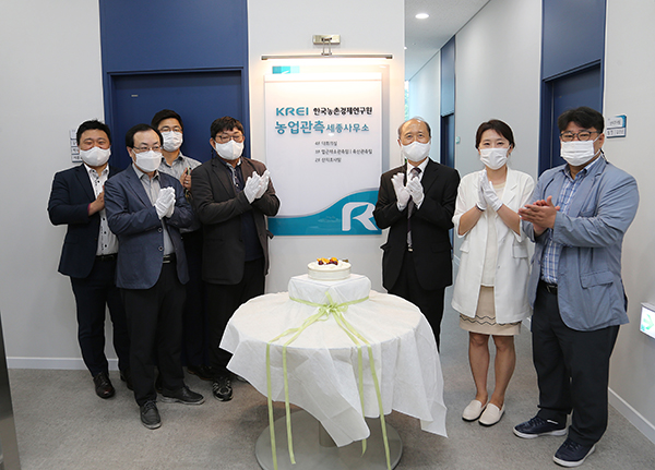 한국농촌경제연구원 ‘농업관측본부’는 전문성과 독립성을 높이고 관측 전문기관으로서의 위상과 역할을 강화하여, 7월 1일부로 ‘농업관측센터’라는 이름으로 새롭게 거듭난다.