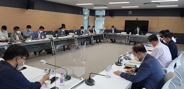 농림축산식품부는 지난 7일 농업관측센터 오송사무실에서 김인중 식품산업정책실장 주재로 농축산물 수급 대책반 회의를 개최했다.