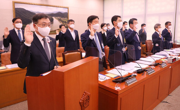 최병암 산림청장(왼쪽 첫번째)이 12일 국회에서 열린 산림청 국정감사에서 선서하고 있다.