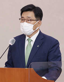 김춘진 한국농수산식품 유통공사 사장이 지난 14일 국회에서 열린 농림축산식품해양수산위원회의 국정감사에서 업무보고를 하고 있다.