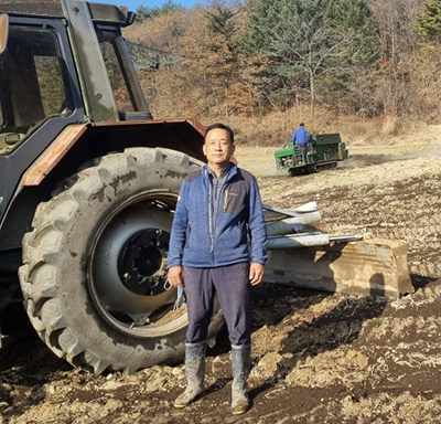 대관령원예농협 염동근 이사가 자신의 농원에서 토양의 상태를 살피고 있다.