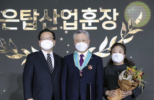 지난 11일 제 26회 농업인의 날 기념식에서 임영호 한국화훼협회장이 은탄산업훈장을 수상했다.