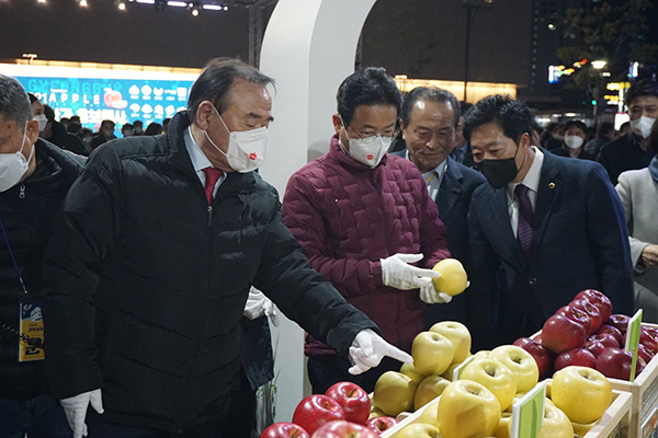 이철우 경북도지사가 서병진 조합장으로부터 최근 인기를 모으고 있는 시나노골드에 대한 설명을 듣고 있다.