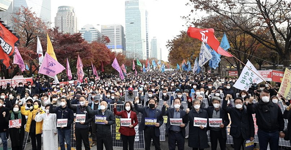 ‘국민과 함께 하는 농민의길’은 지난 17일 서울 영등포구 여의도에서 5,000여명 규모의 전국농민총궐기 대회를 개최했다.