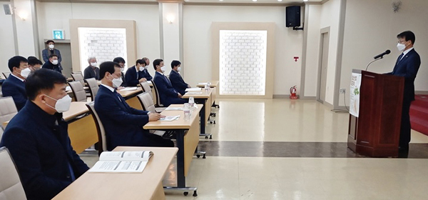 지난 13일 충북인삼농협 대회의실에서 인삼산업 재도약을 위한 토론회를 개최했다.
