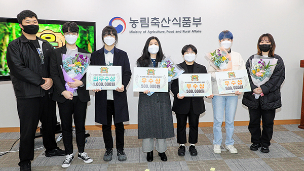 지난 23일 개최된 ‘욱 크래프트’ 활용 ‘내 손으로 만드는 미래 농촌공간 공모전’에 대한 시상식에서 수상자들이 단체사진을 촬영하고 있다.