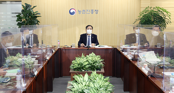박병홍 농촌진흥청장은 지난 22일 본청 영농종합상황실에서 전국 도농업기술원장이 참석한 가운데 업무협의회 영상회의를 주재했다.