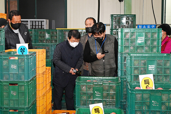 청송군이 지난 3일 청송군 농산물공판장의 2022년 첫 경매가 열렸다.