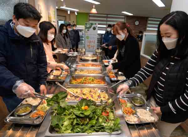 최근 급격한 채식인구 증가에 발맞추고 지역농산물 소비확대를 위해 충북농업기술원이 구내식당서 ‘채식의 날’을 운영하고 있다.(사진 = 충북도)