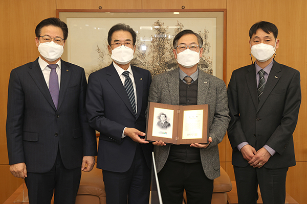 농협중앙회 이성희 회장(왼쪽 두번째)이 지난 10일 서울시 중구 농협중앙회 본관에서 농업인 주거복지 안정 등에 기여한 주택도시보증공사 권형택 사장(세번째)에게 감사패를 전달한 후 기념 촬영을 하고 있다.