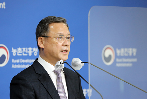 김두호 농촌진흥청 차장이 탄소중립 정책브리핑을 하고 있다.