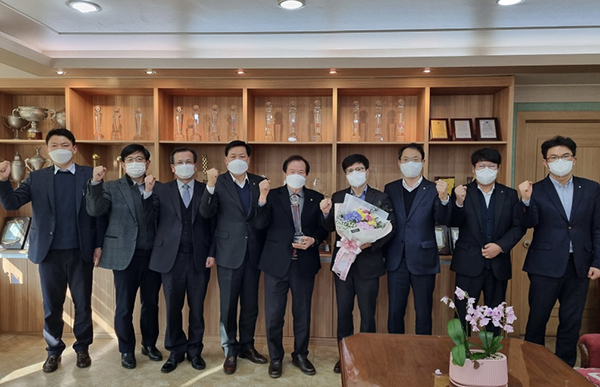 농협인천지역본부는 지난달 26일 인천원예농협에 1,000억 농산물 판매 달성탑을 수여했다.