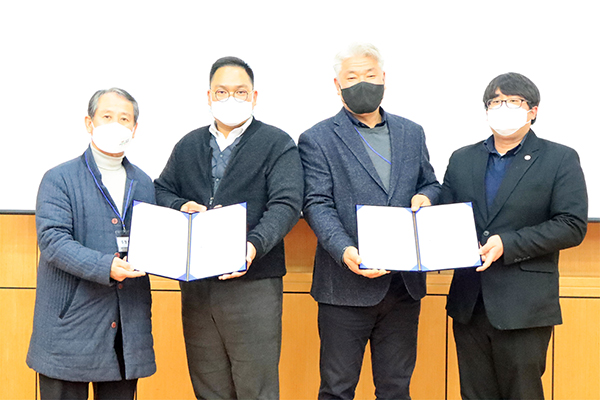 왼쪽부터 친환경농산물자조금관리위원회 주형로 위원장, 청년농업인연합회 서인호 회장, (前)한국친환경농업협회 김영재 회장, 청년농업인연합회 김대슬 국장