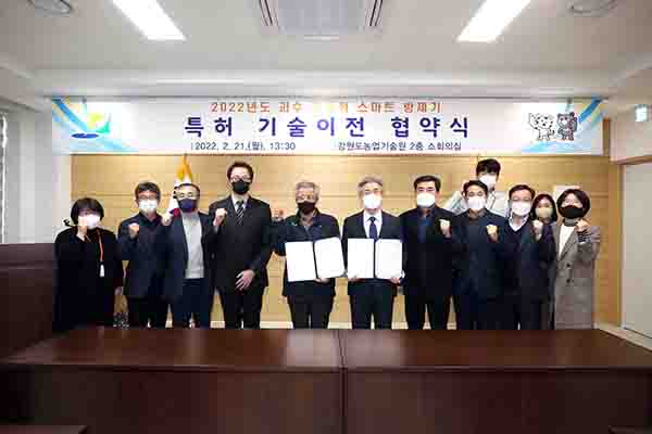 강원도농업기술원은 지난달 21일 본원 소회의실에서 ㈜케이보배와 ‘다목적 농업용 원격주행차량’과 ‘조향이 가능한 농업용 원격주행차량’에 대한 특허 기술이전 협약식을 개최했다.