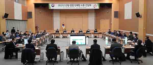 산림청은 지난달 18일 정부대전청사에서 산림·임업 분야 단체장들과 함께 간담회를 가졌다.