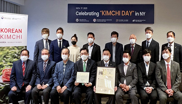 한국농수산식품유통공사는 미국 동부 뉴욕주의회에서 한국이 김치 종주국임을 명시한 ‘김치의 날’ 제정 결의안이 현지시간으로 지난 2월 17일 처리됐다고 밝혔다.