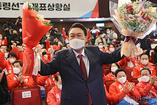윤석열 대통령 당선자가 축하 꽃다발을 받고 환호에 답하고 있다.