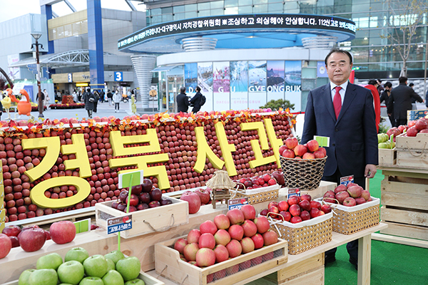 경북사과를 서병진 조합장이 홍보하고 잇다.