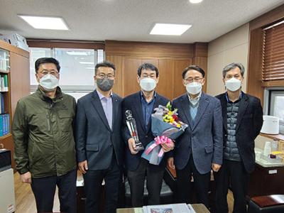 농협 평창군지부는 지난 17일 대관령원예농협을 방문해 상호금융대출금 500억 원 달성탑을 전달했다.