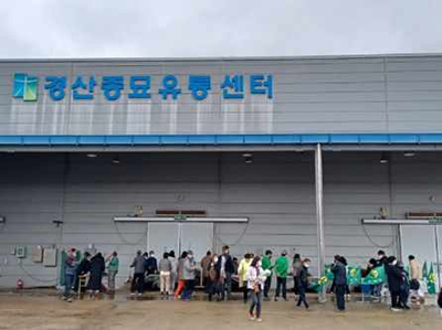 경산새마을회와 경산묘목조합 주관으로 ‘경산묘목 나눔행사’가 지난 18일 열려 시민으로부터 호평을 받았다.