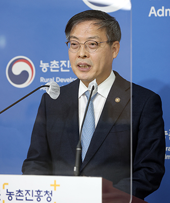 박병홍 농촌진흥청장이 E-브리핑을 하고 있다.