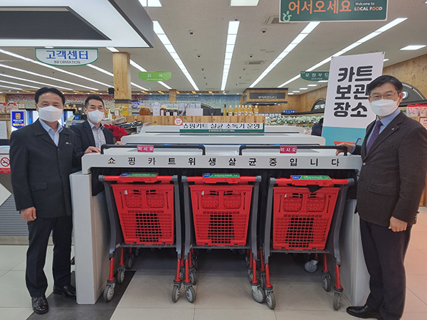 광양원예농협은 지난달 28일 전남 농협 최초로 로컬푸드직매장 내에 쇼핑카트 자외선 살균소독기 설치를 완료했다.