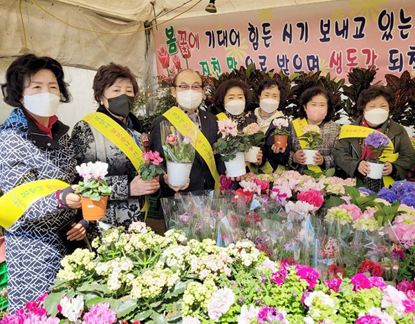 지난 1일 관악농협 박준식 조합장이 참석자들과 관악농협농산물백화점 앞에서 우수화훼농가 돕기 꽃시장 개장 기념촬영을 하고 있다.