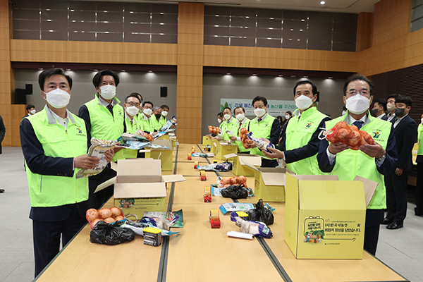 농협중앙회는 지난 5일 서울 중구 농협중앙회 본관에서 새농민회와 함께 농산물 꾸러미 나눔운동 발대식을 개최했다.