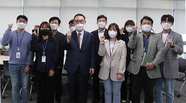 우성태 농협 농업경제대표이사가 지난 15일 경기도 의왕 NH통합IT센터를 찾아 경제사업 차세대시스템 구축 등 디지털전환 추진상황을 점검하고 직원들을 격려했다.
