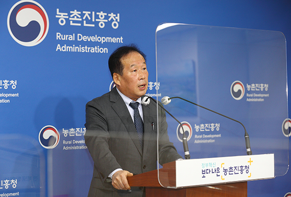 이지원 국립원예특작과학원장이 기후변화 6대 과종 재배지 변동을 설명하고 있다.