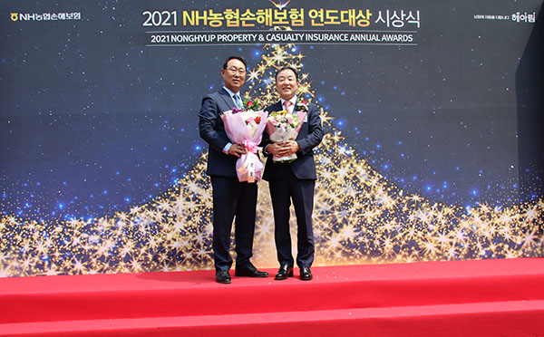 김포파주인삼농협은 지난 20~21일 이틀간 서울 중구 신라호텔에서 개최된 2021 연도대상 시상식에서 순일반보험부문 대상을 수상했다.