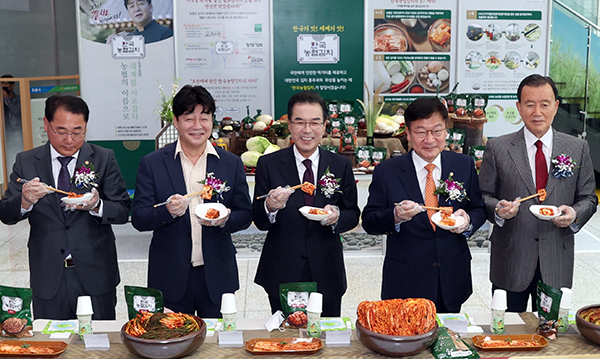 지난 25일 서울 중구 농협중앙회 본관에서 개최한 '한국농협김치' 출범식에서 참석자들이 김치 시식을 하고 있다.