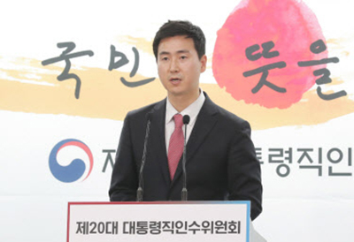 김기흥 대통령직인수위원회 부대변인이 브리핑을 하고 있다.