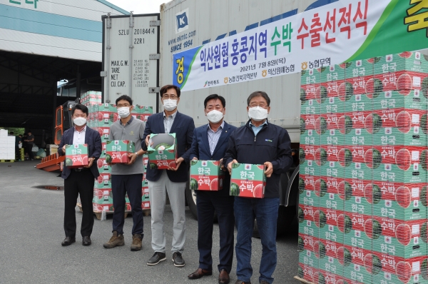 익산원예농협 산지유통센터에서 익산수박 수출을 위한 선적식을 가졌다.