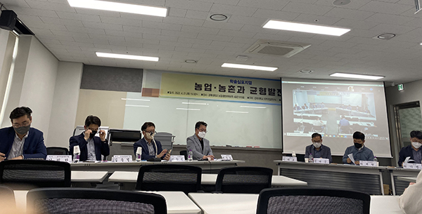 경북대 농업생명과학대학 지역개발연구소가 지난 21일 농업·농촌과 균형발전 학술심포지엄을 개최하고 선택형 직불제 등 균형발전 정책 관련 심포지엄을 개최했다.
