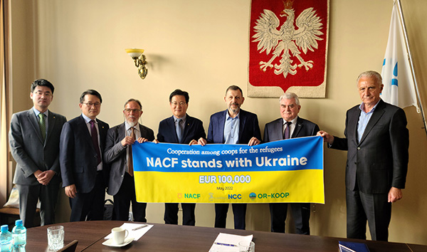 국제협동조합농업기구 의장기관인 한국 농협중앙회는 폴란드, 터키의 협동조합들과 협력해 러시아와의 전쟁 장기화로 어려움에 처한 우크라이나의 협동조합과 난민들에 대한 구호활동 지원에 나섰다.