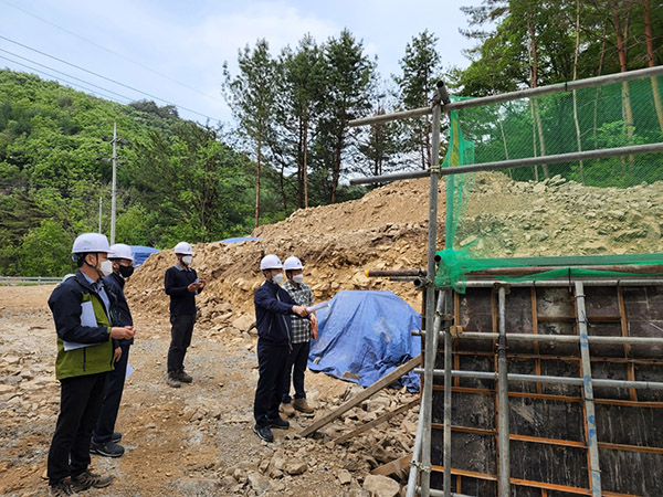 최준석 산림조합중앙회 사업대표이사(오른쪽에서 두 번째)와 관계자들이 사방댐 설치사업 현장 안전점검을 실시하고 있다.
