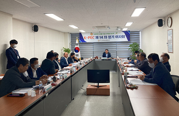 한국배수출연합(주)는 지난달 30일 한국배수출연합(주) 회의실에서 제14차 이사회를 개최했다.